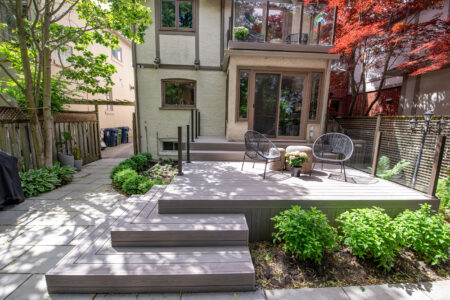 Fiberon Cabana backyard deck with corner steps, full skirting and Century Scenic glass railings